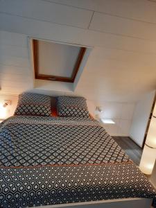 una camera con un grande letto di Studio neuf côté campagne agréable à vivre. a Braine-le-Comte