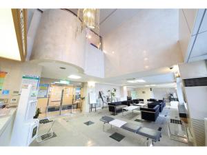 um grande átrio com cadeiras e mesas num edifício em Hotel Ginsui - Vacation STAY 58202v em Kanayama