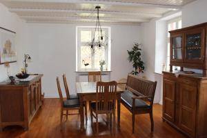 een eetkamer met een tafel en stoelen en een raam bij Gästehaus Herrenmühle in Freudenburg