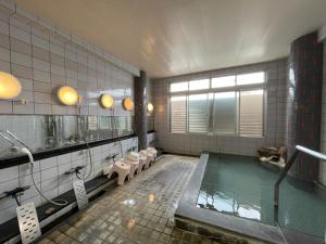 baño con bañera y un perro tirado en el agua en Marina Hotel Kaikuu - Vacation STAY 58548v, en Kanayama