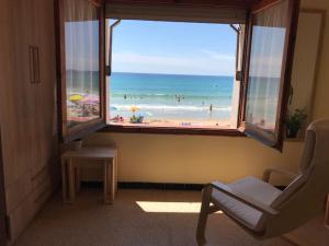 Habitación con ventana y vistas a la playa. en El Faro Apartaments Platja Llarga-Les Salines-TGN, en Tarragona
