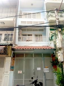 una motocicleta estacionada frente a un edificio en Cannarata, en Phnom Penh