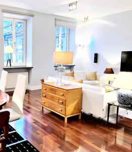 Telewizja i/lub zestaw kina domowego w obiekcie MONDRIAN Luxury Suites & Apartments Old Town
