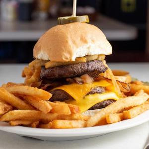 una hamburguesa con queso y papas fritas en un plato en Innlet Motel, en Sturgeon Bay