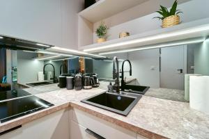 Kuchyňa alebo kuchynka v ubytovaní LAGUNA Apartament Polanica Residence 17