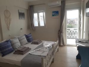 - une chambre avec 2 lits jumeaux et une fenêtre dans l'établissement Shades of Zante 1, à Katastárion