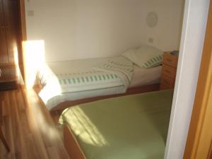 Dormitorio pequeño con cama y vestidor en Guest House Lidija, en Matulji