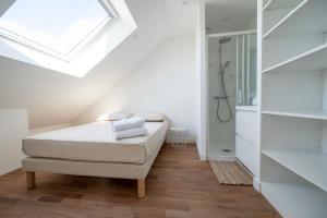 - une chambre avec un lit et une douche à l'italienne dans l'établissement Le Poulorio 12 - T2 - Proche Gare - dernier étage By Locly, à Lorient