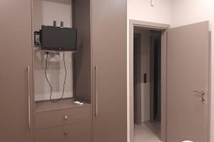 a room with a tv on top of a dresser at Πολυτελές διαμέρισμα 2 Χαλκίδα-Παραλία Αυλίδος in Paralía Avlídhos