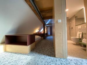 La salle de bains est pourvue d'un lit et de toilettes. dans l'établissement Isabella Living, à Maribor