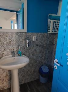bagno con lavandino e specchio di Pensiune Blue Coral Jurilovca a Jurilovca