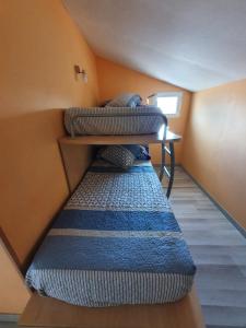 un par de literas en una habitación en Apartamento Marypaz, en Valdoviño
