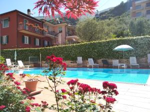 Bazén v ubytování Villa Fiori nebo v jeho okolí