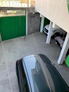 un coche aparcado en un estacionamiento con garaje en Hostel Horizonte de Minas, en Belo Horizonte