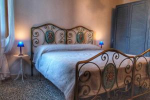 una camera da letto con un grande letto con lampade blu di L'angolo di Zia Anna a Montefalco