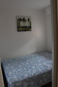 Un dormitorio con una cama con un cuadro en la pared. en CLAIRE MARINE PORNIC, en Pornic