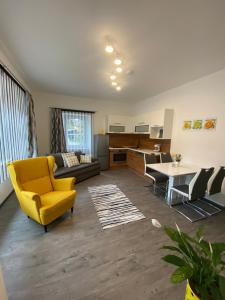 A seating area at Kathis Juwel