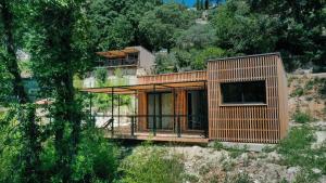 een huis aan de zijkant van een heuvel bij Les Cabanes de la Fontaine in Lacoste