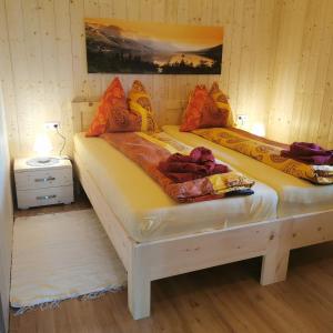 1 dormitorio con 2 camas con almohadas en Bergblick Hollnhof, en Donnersbach