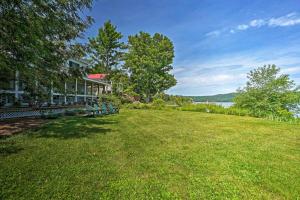 Foto dalla galleria di Waterfront Schroon Lake Home with Boat Dock! a Schroon Lake