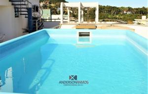 una gran piscina azul en la parte superior de un edificio en 1027 - Cobertura para locação em Bombinhas com piscina - Residencial Baia Azul Apto 503 A, en Bombinhas
