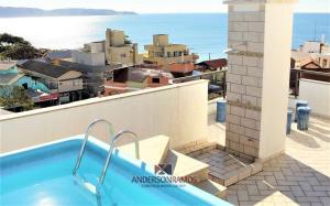 una piscina en un balcón con vistas al océano en 1027 - Cobertura para locação em Bombinhas com piscina - Residencial Baia Azul Apto 503 A, en Bombinhas