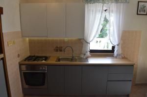 Kuchyňa alebo kuchynka v ubytovaní Rooms & Apartments Kvasić