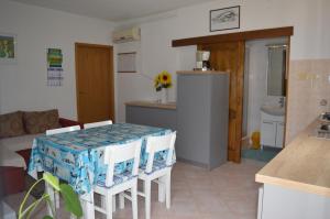 Kuchyňa alebo kuchynka v ubytovaní Rooms & Apartments Kvasić