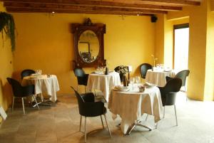 Hotel rural Font del Genil 레스토랑 또는 맛집