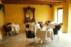 Reštaurácia alebo iné gastronomické zariadenie v ubytovaní Hotel rural Font del Genil