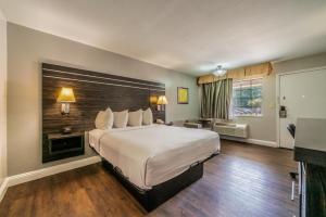 Postel nebo postele na pokoji v ubytování Best Western Inn of Jasper