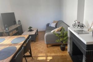 sala de estar con sofá y mesa en Appartement…LH center / 6 pers. parking privé en Le Havre