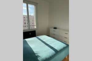 1 dormitorio con cama y ventana en Appartement…LH center / 6 pers. parking privé en Le Havre
