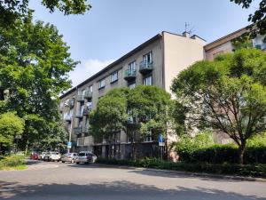 um prédio com carros estacionados na frente em Little Big Red - Central Modern Studio na Cracóvia
