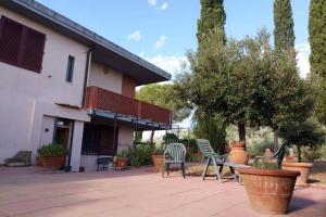 een terras met stoelen en een tafel voor een huis bij Il Paretaietto in Certaldo