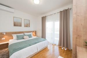 Postel nebo postele na pokoji v ubytování Villa Petra s bazenom, roštiljem i parkingom