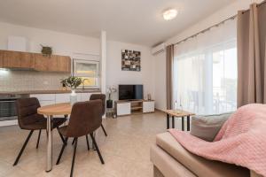 TV a/nebo společenská místnost v ubytování Villa Petra s bazenom, roštiljem i parkingom