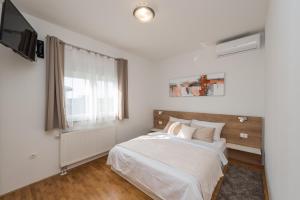 Postel nebo postele na pokoji v ubytování Villa Petra s bazenom, roštiljem i parkingom