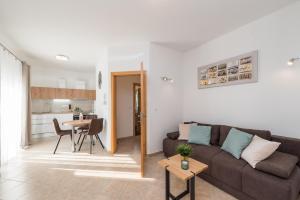 Posezení v ubytování Villa Petra s bazenom, roštiljem i parkingom