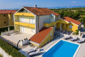 Bazén v ubytování Villa Petra s bazenom, roštiljem i parkingom nebo v jeho okolí