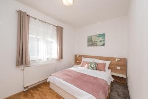 Postel nebo postele na pokoji v ubytování Villa Petra s bazenom, roštiljem i parkingom + 37 fotografií