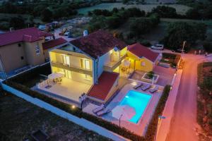 Bazén v ubytování Villa Petra s bazenom, roštiljem i parkingom nebo v jeho okolí
