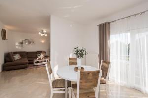 Posezení v ubytování Villa Petra s bazenom, roštiljem i parkingom