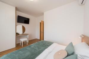 Postel nebo postele na pokoji v ubytování Villa Petra s bazenom, roštiljem i parkingom