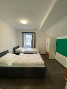 A bed or beds in a room at Kathis Juwel