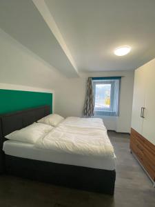 A bed or beds in a room at Kathis Juwel