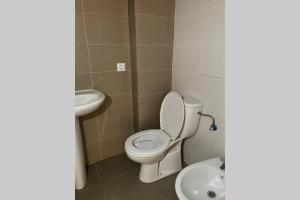 un bagno con un water e un lavandino di APTO LOS MOLINOS, LUCENA DEL CID BAJO B Ref 047 a Lucena del Cid Altre 22 foto