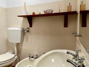 a bathroom with a toilet and a sink and a tub at Pátio da Muralha in Óbidos