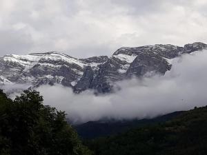 Výhľad na hory alebo výhľad na hory priamo z hotela