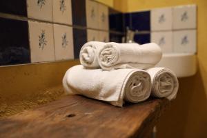 a pile of towels sitting on a table in a bathroom at Hotel rural Font del Genil in Arsèguel